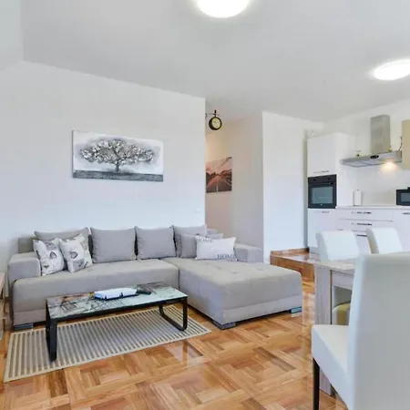 Gorgeous Apartment In Obrovac With Wifi *