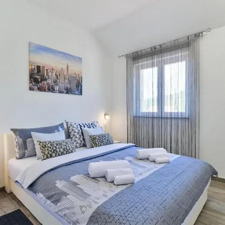 Gorgeous Apartment In Obrovac With Wifi Lejlighed *